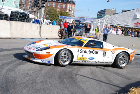 Der var ikke meget race at se - andet end den utrolige safety car. Det tog så også kun 3 minutter at få kørerne installeret i den...
